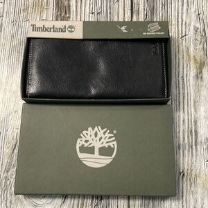 NWT Timberland  BLACK Leather Zip Around Wallet